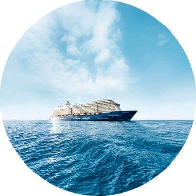 Mein Schiff 4 mit Wasser, Himmel und Wolken.