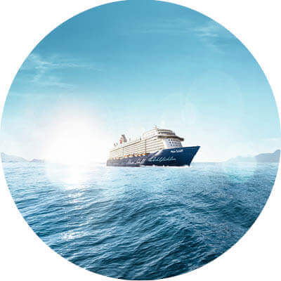 Mein Schiff 5 mit Wasser, Sonne, Himmel und Wolken.