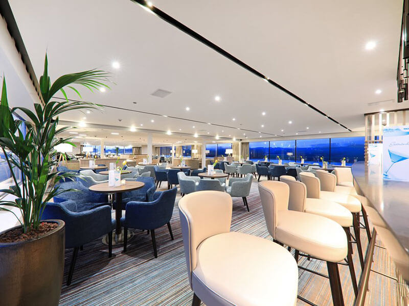 Lounge_and_Bar_01