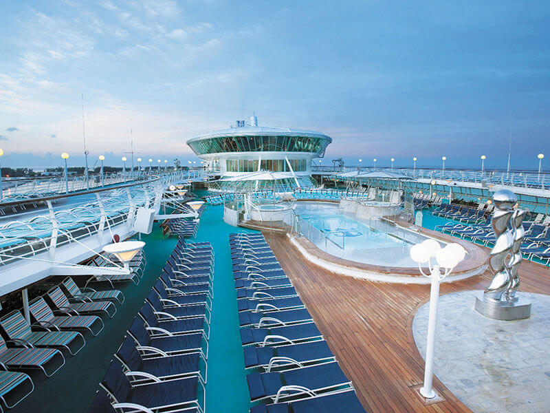 Sonnendeck mit Pool
