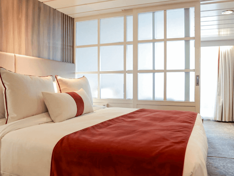 CEL_YI_Deluxe_Sunsetsuite